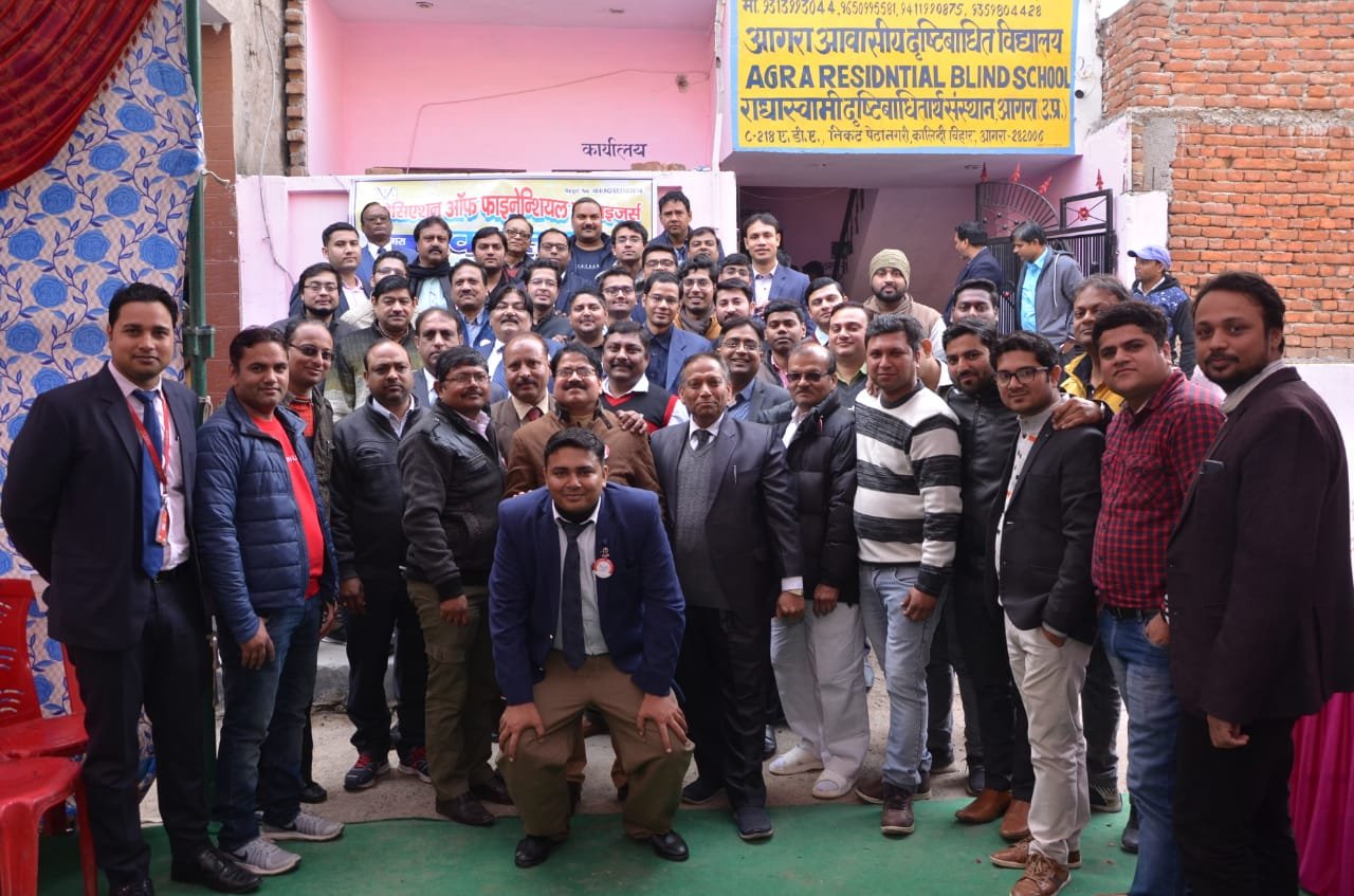 RIVH campus group photo